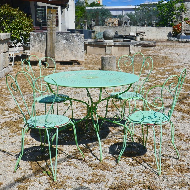 Ancien mobilier de jardin en fer forgé : chaises, fauteuils et table par Atelier Alain BIDAL