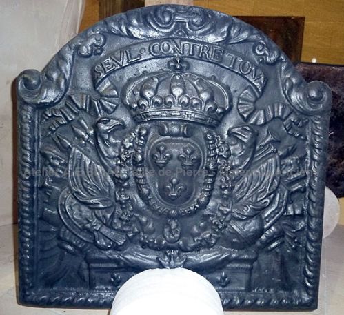 Plaque de cheminée en fonte Louis 14 avec devise - accessoires cheminée anciens.