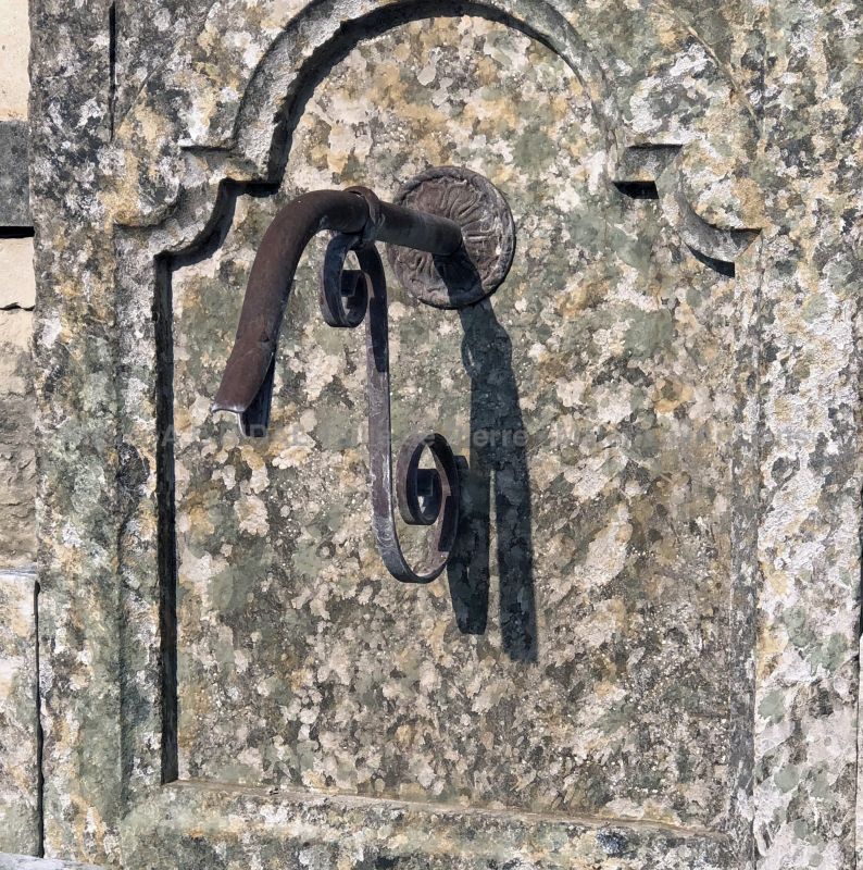 Détails du fronton en pierre patinée sur notre fontaine murale de jardin - Alain BIDAL Matériaux Anciens en Provence