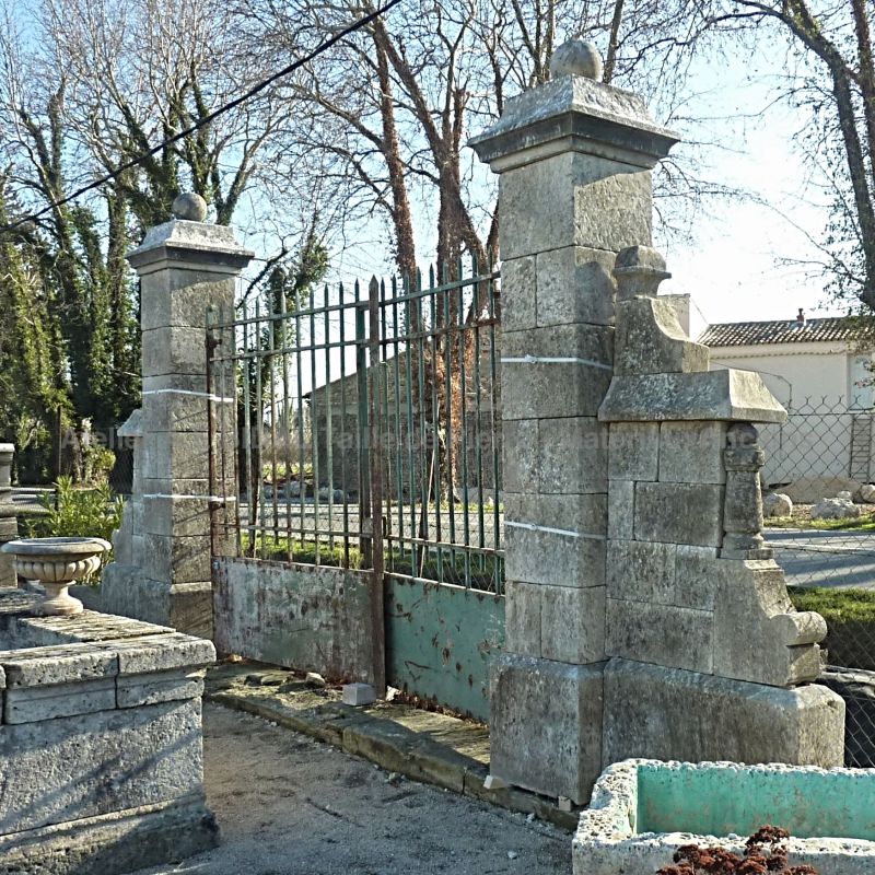 Pilier ancien avec muret en pierre ancienne ǀ Paire de piliers pour portail ǀ Matériaux anciens Bidal