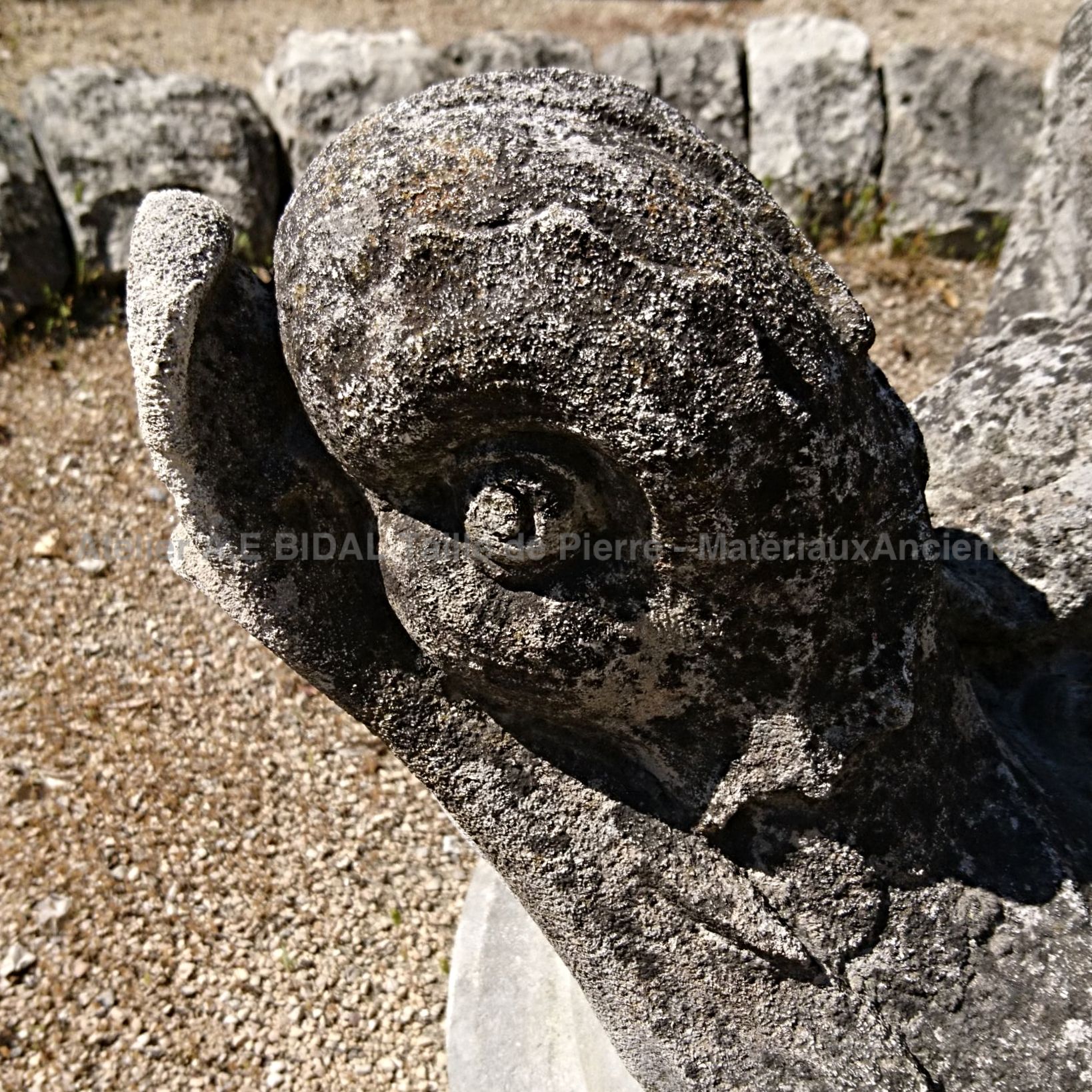 Superbe sculpture en pierre ancienne : dauphins cracheurs d'eau ** VENDUE
