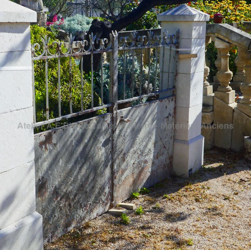 Portail ancien en fer forgé - portail ancien d'allure rustique pour l'entrée d'une propriété.