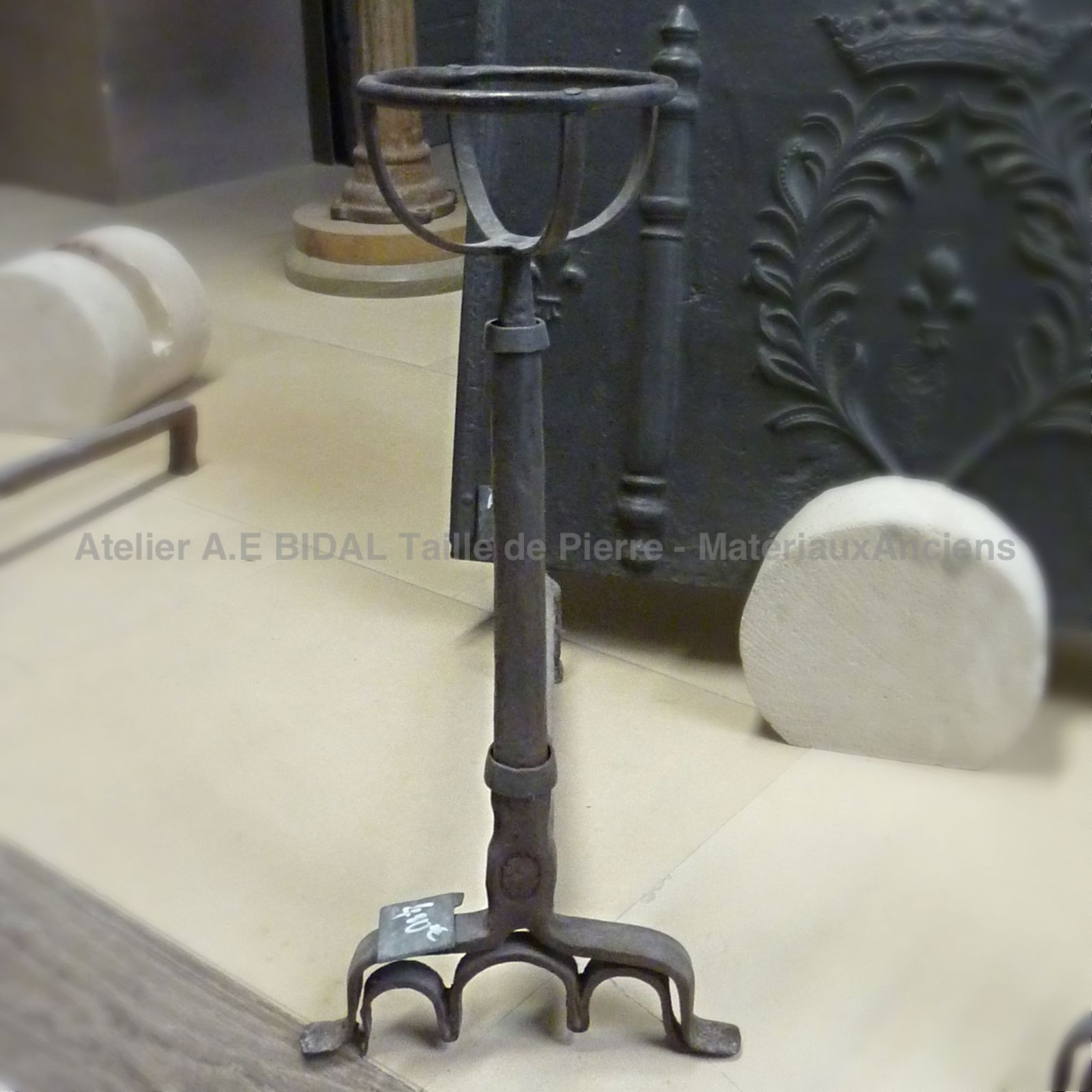 Des landiers gothiques véritables pour accessoiriser une cheminée - accessoires de cheminée.