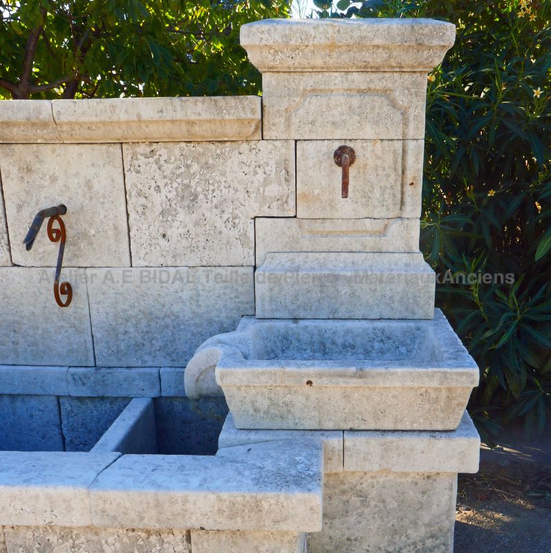 Garden fountain in weathered stones with small overflowing sink : Atelier Alain BIDAL (Provence)