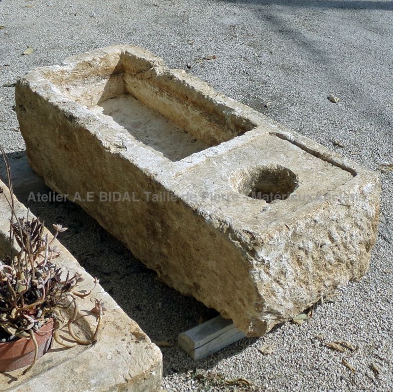Jardinière originale en pierre : ancienne auge en vente chez l'Atelier Alain BIDAL (Provence)