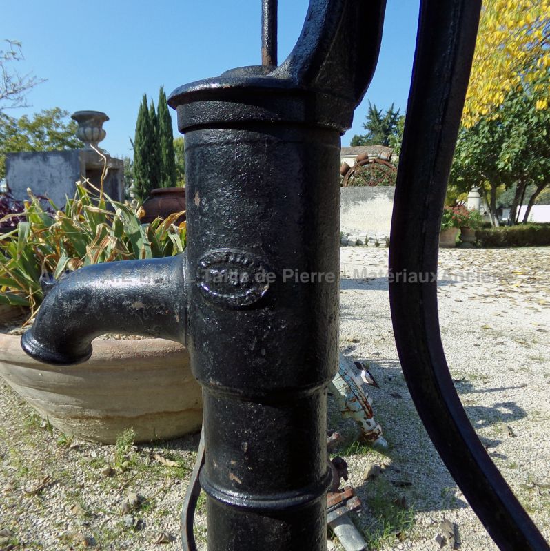 Belle pompe manuelle pour puiser de l'eau - pompe à eau pour fontaine à vendre chez Alain BIDAL, Provence.