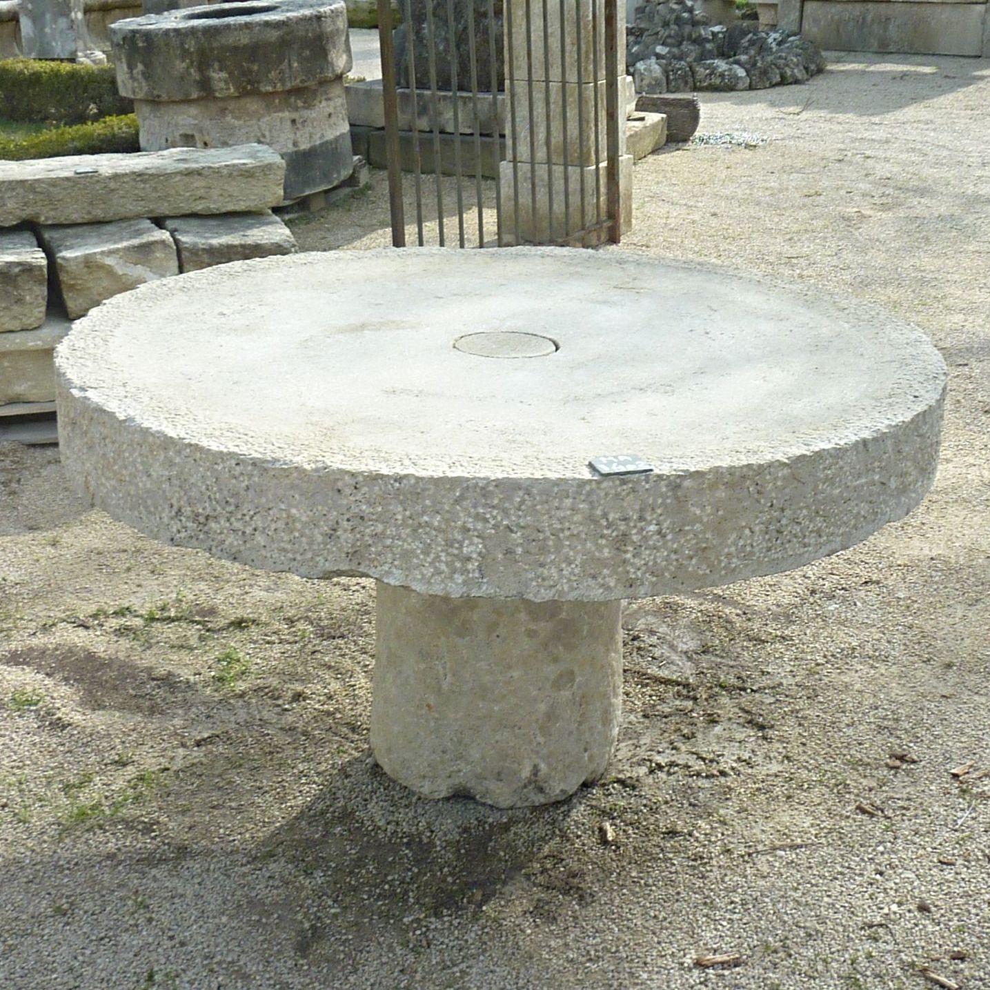 Large table de jardin en pierre ancienne avec épais plateau rond ** VENDUE
