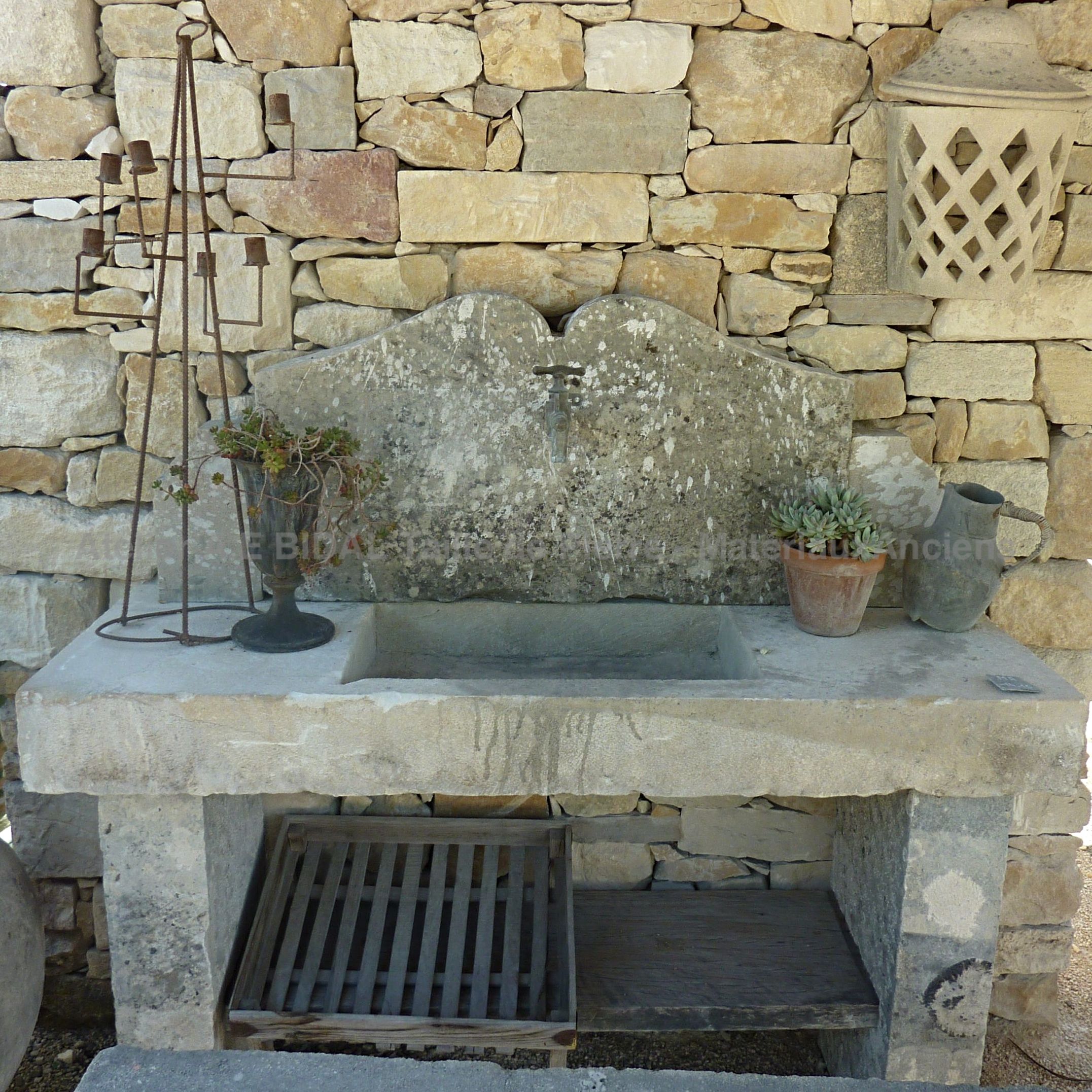 Superbe cuisine d'été en pierre avec évier sur jambages et fronton ** VENDUE
