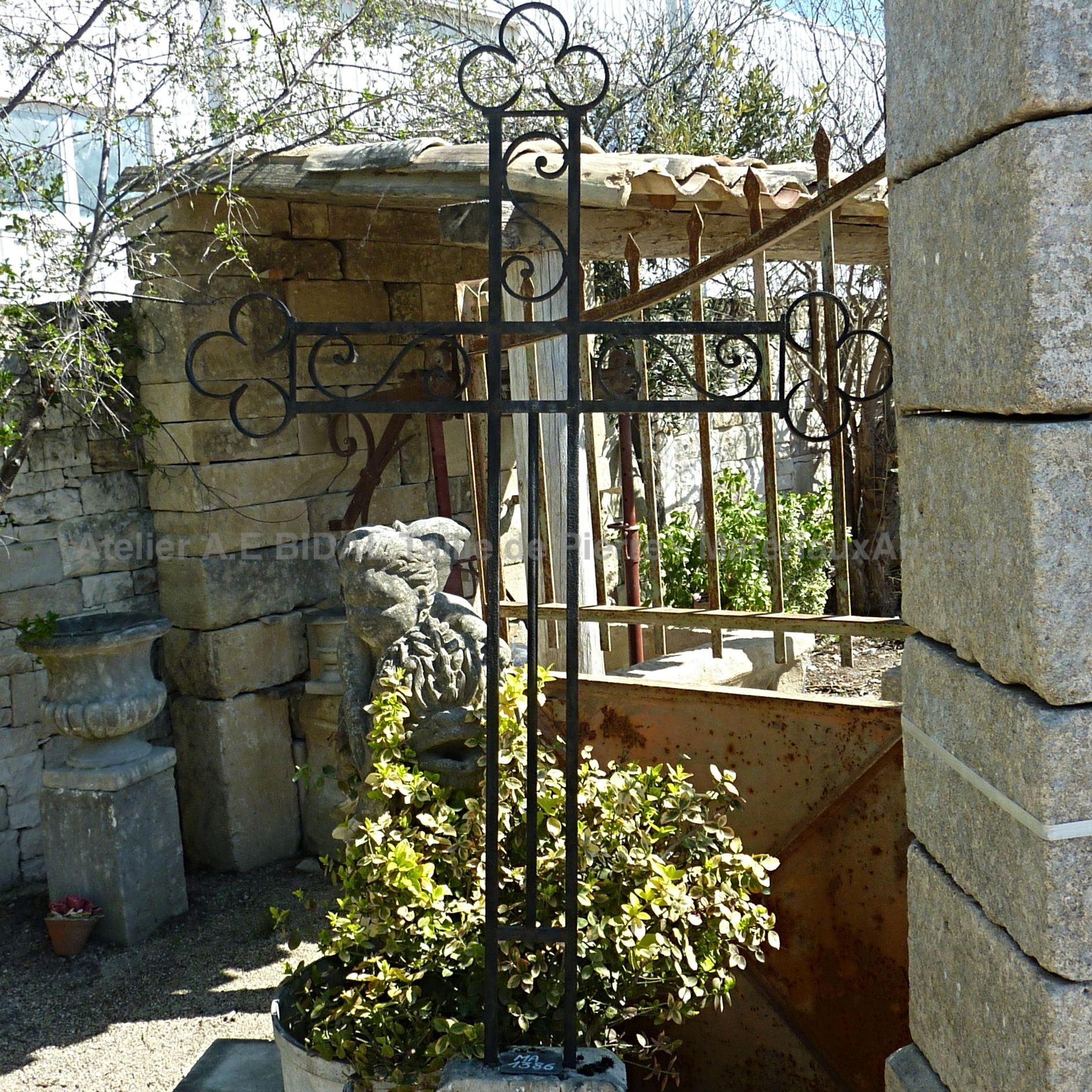 Magnifique croix ancienne très décorative - le symbole croix pour une décoration extérieure..