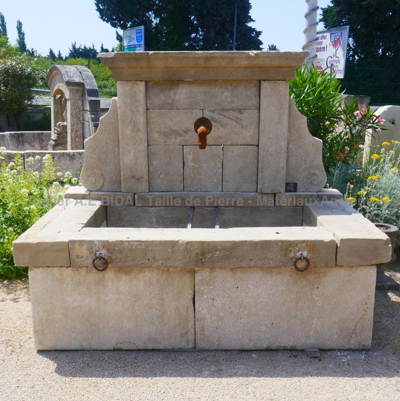 Fontaine de jardin en vieilles pierres patinées par le temps : Atelier Alain BIDAL, Provence