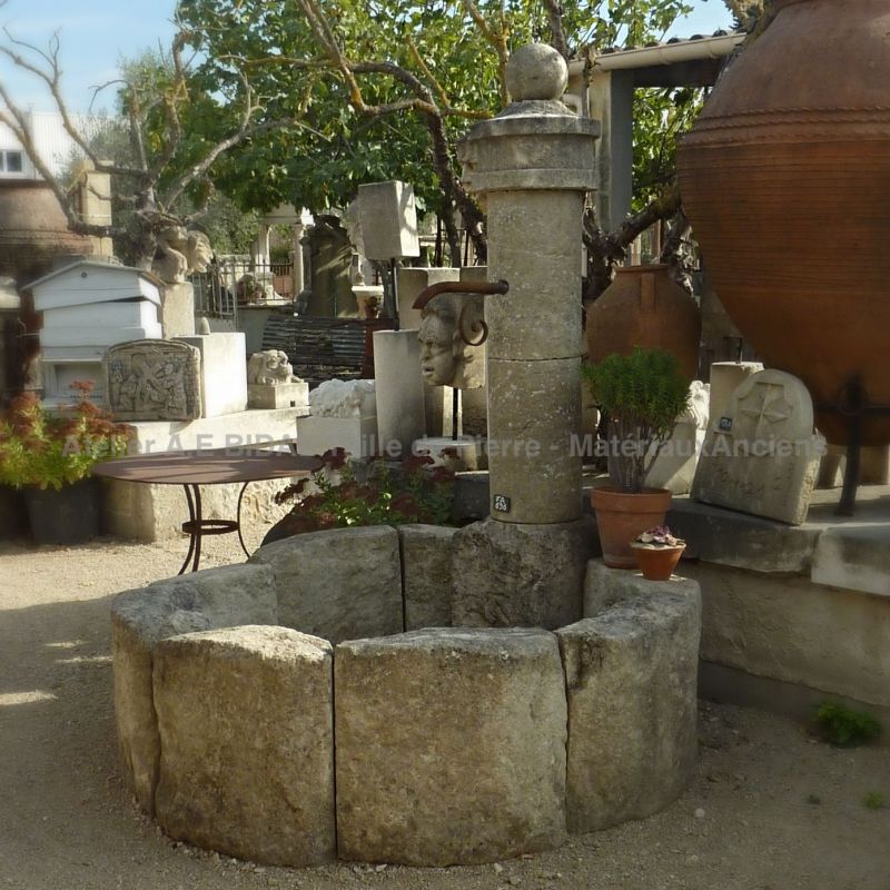 Fontaine en pierre ronde au charmant style bucolique.
