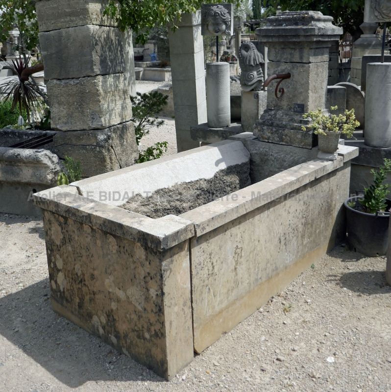 Grande fontaine de jardin - fontaine d'extérieur avec bac en pierre rectangulaire.