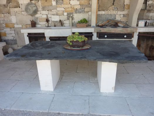 En matériaux anciens : belle table bicolore en granit noir et en pierre blanche - Atelier Alain BIDAL (Provence)