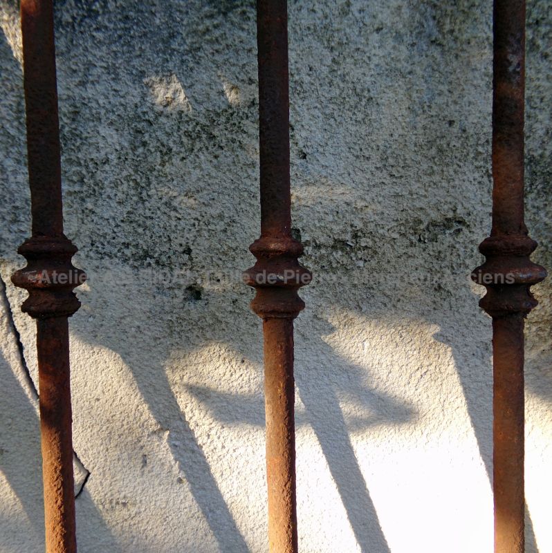 Forged decorative details on our antique double-door wrought iron gate - Atelier Alain BIDAL (Provence)
