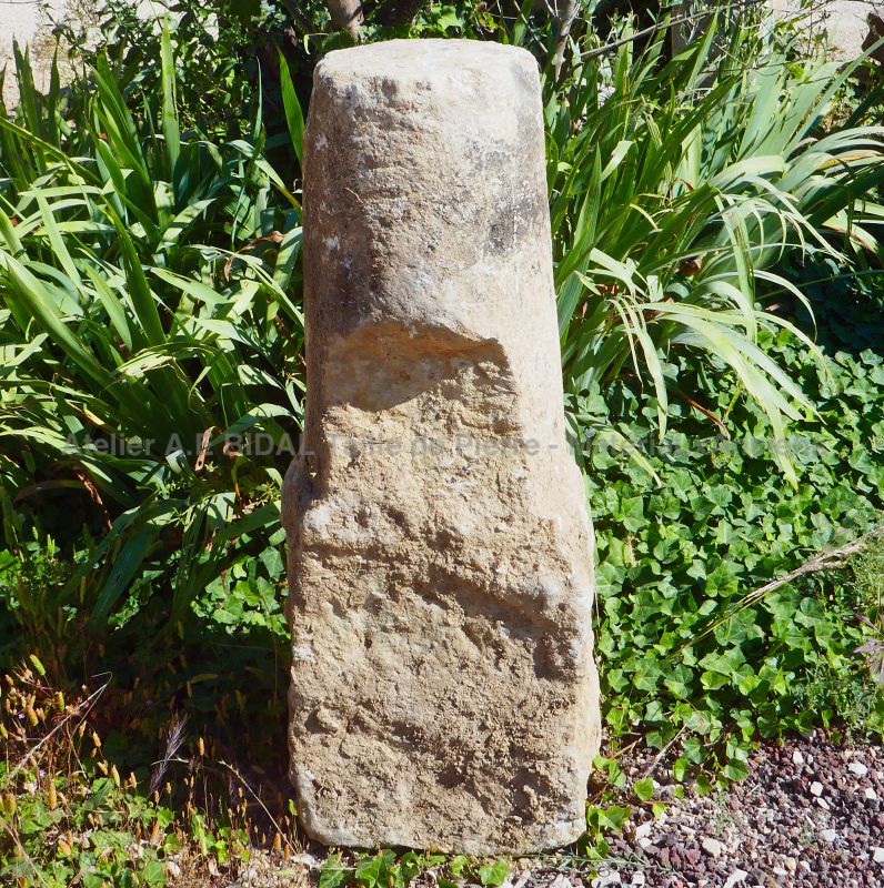 Ancienne borne en pierre : Décoration rustique par Les Matériaux Anciens en Provence Alain BIDAL