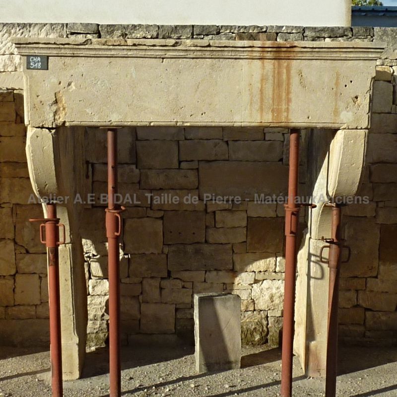 Cheminée Louis 13 de type cheminée rustique - pièce unique en matériaux anciens.