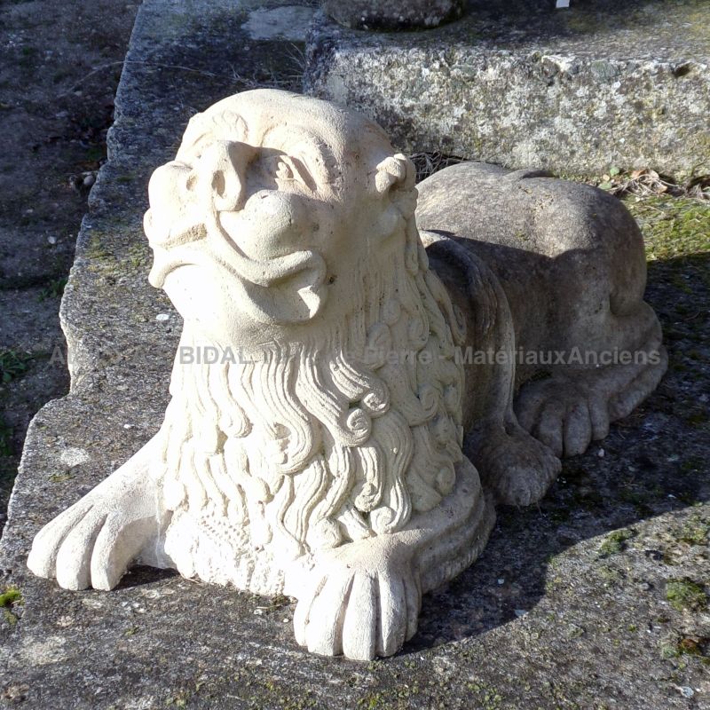 Lion stylophore en pierre patinée : sculpture de lion ancienne - Atelier Alain BIDAL (Provence)