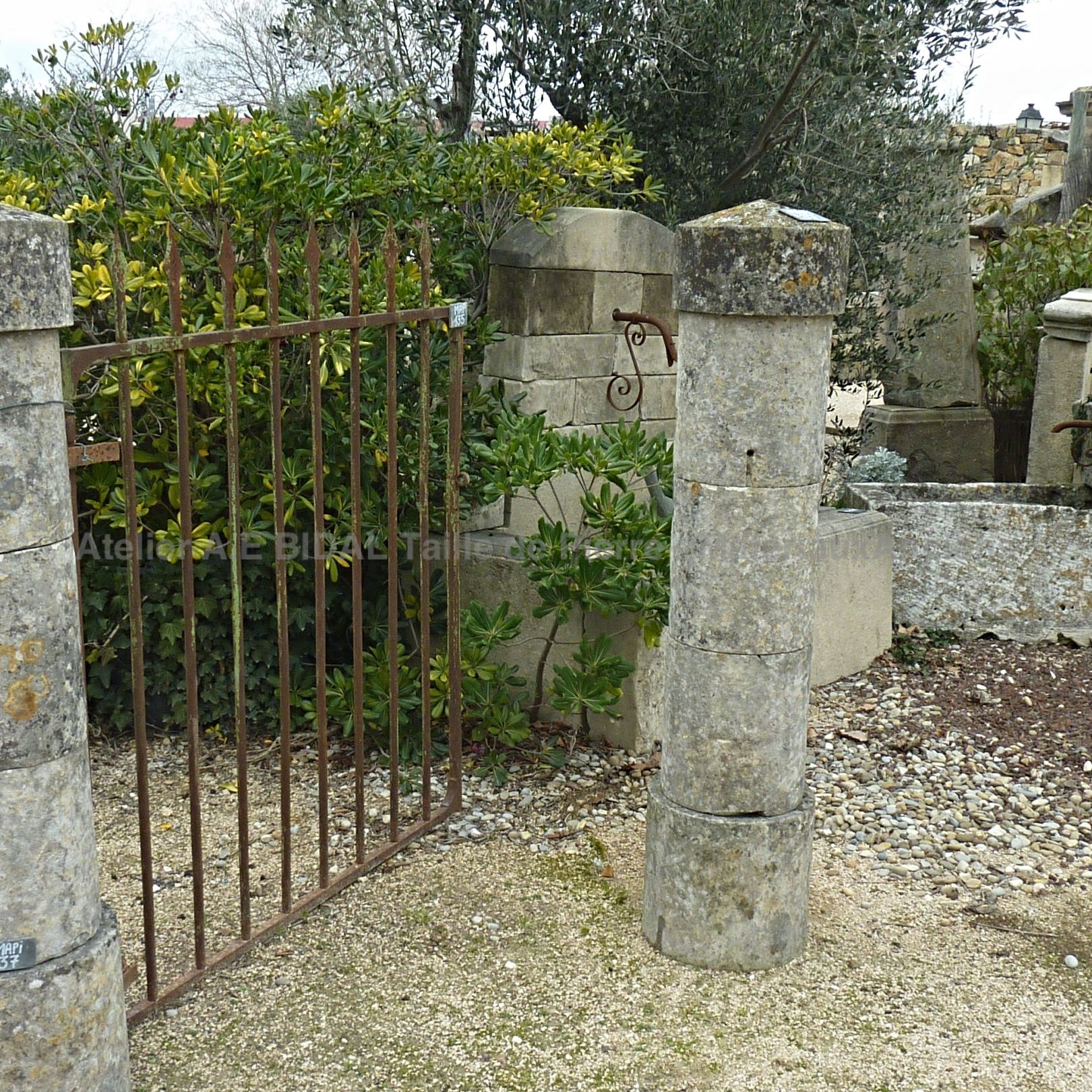 Petite porte ancienne pour décoration rustique - portillon ancien en fer forgé.