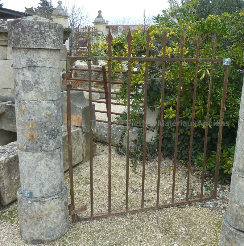 Porte ancienne: porte ancienne sur cadre en fer forgé plat - portillon ancien en fer forgé d'allure classique.