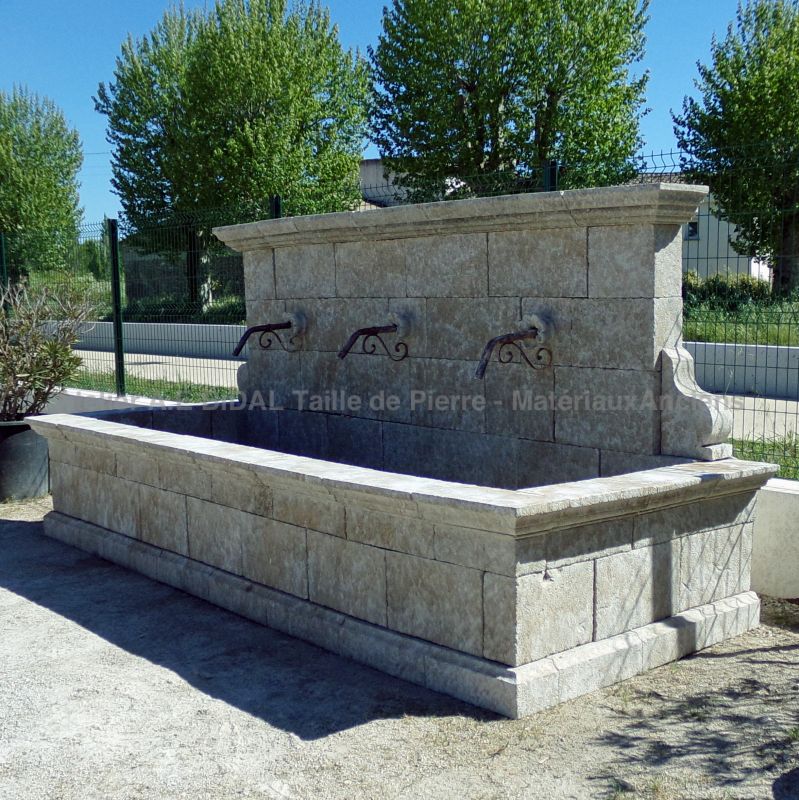 Fontaine de jardin en pierres vieillies - Fontaine murale pour jardin en vente chez Atelier Alain BIDAL (Provence)