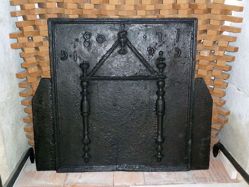 Plaque en fonte de cheminée par Les Matériaux Anciens en Provence Alain BIDAL