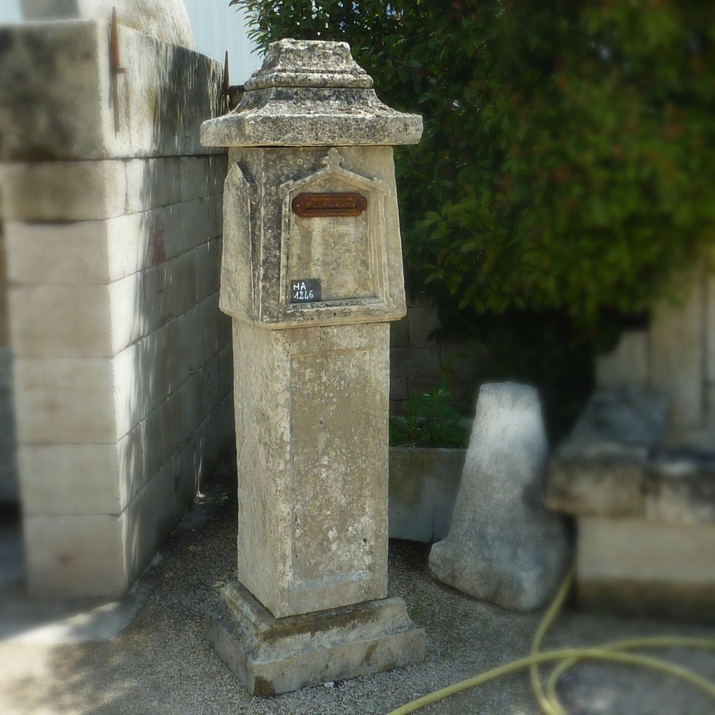 Boite aux lettres en matériaux anciens - en pierre avec plastron en métal.
