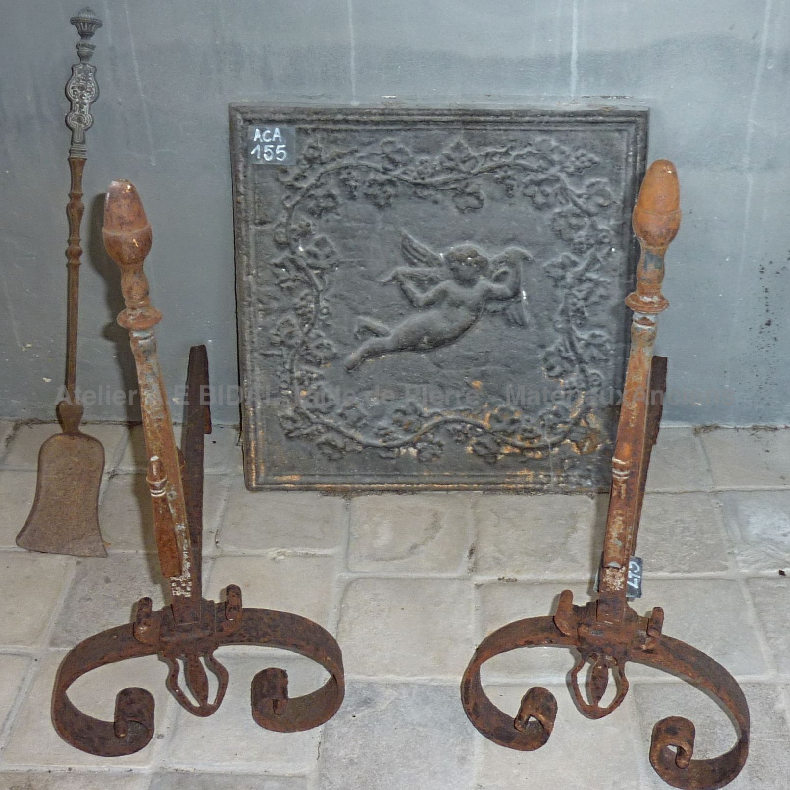 Beaux chenets conçus au 19ème siècle - vente par paire de deux chenets identiques.