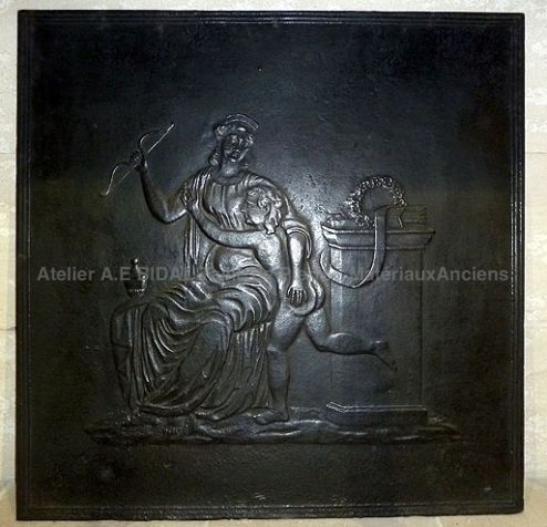 Belle plaque de cheminée en fonte décorée aux effigies de Vénus et de Cupidon - accessoires cheminée 19ème.