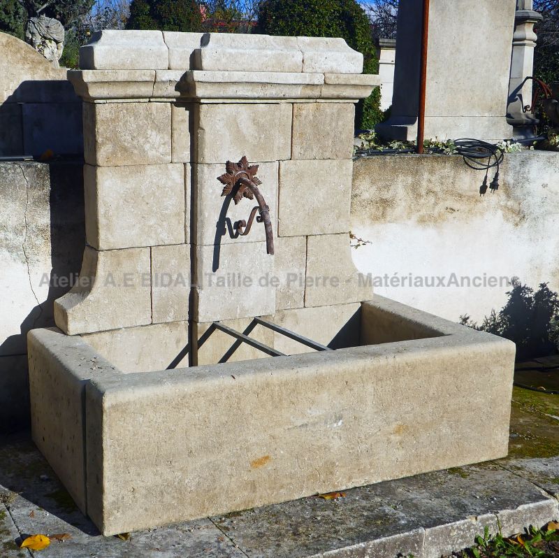 Wide choice of stone fountains for your outdoors : Atelier Alain BIDAL, Provence