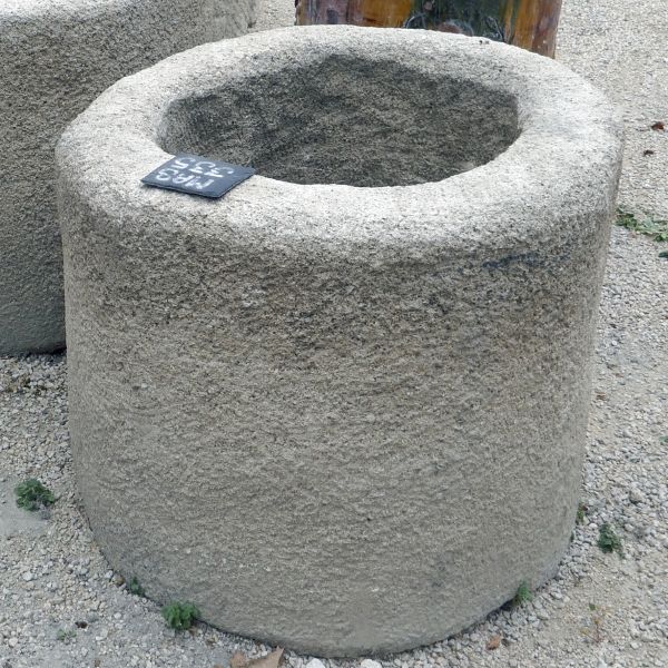 Bac circulaire - pot à fleurs au design rustique et élégant.