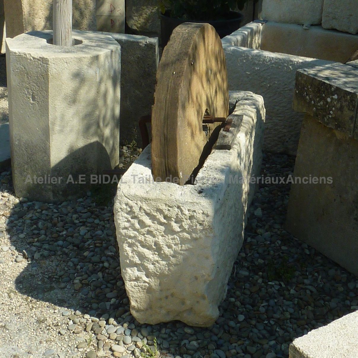 Meule ancienne de 90cm de largeur.