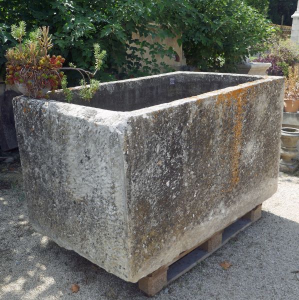 Ancien bac massif en pierre à vendre chez les Matériaux Anciens en Provence Alain Bidal.