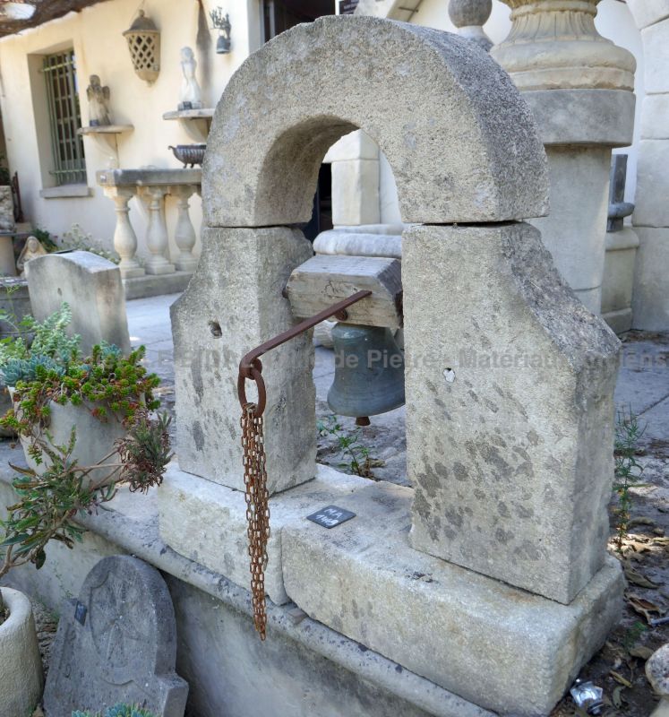 De fabrication artisanale signée Alain Bidal, clocheton ancien en pierre et sa cloche en bronze pour décoration de jardin.