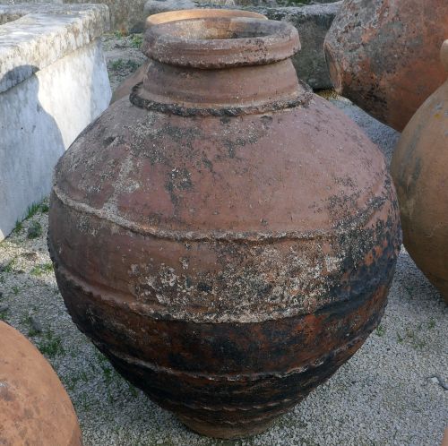 Jarre antique en terre cuite par Les Matériaux Anciens en Provence Alain BIDAL