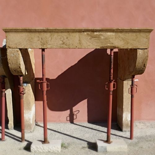 Très grande cheminée en pierre de type cheminée rustique.
