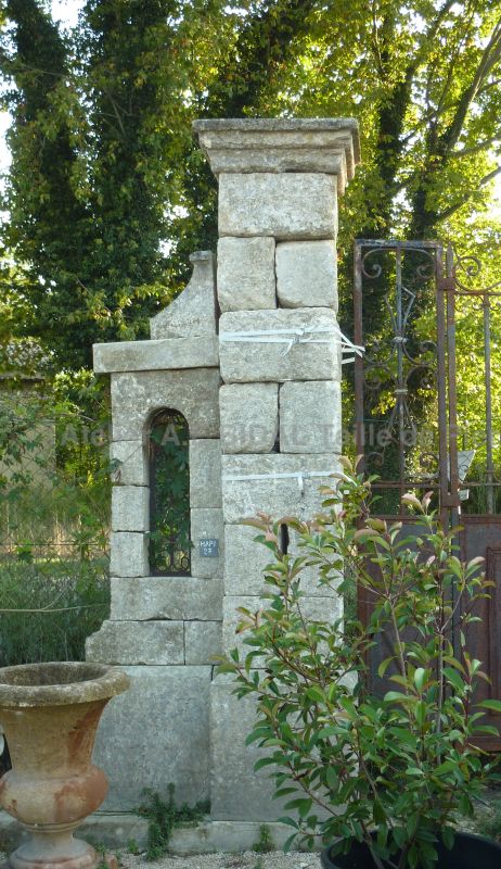 Pilier ancien pour soutenir un portail ancien - pilier avec muret en matériaux anciens.