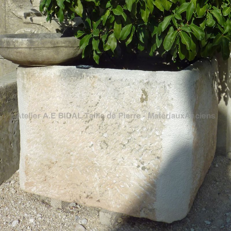 De couleur blanche, bac ancien en pierre de type provençal.