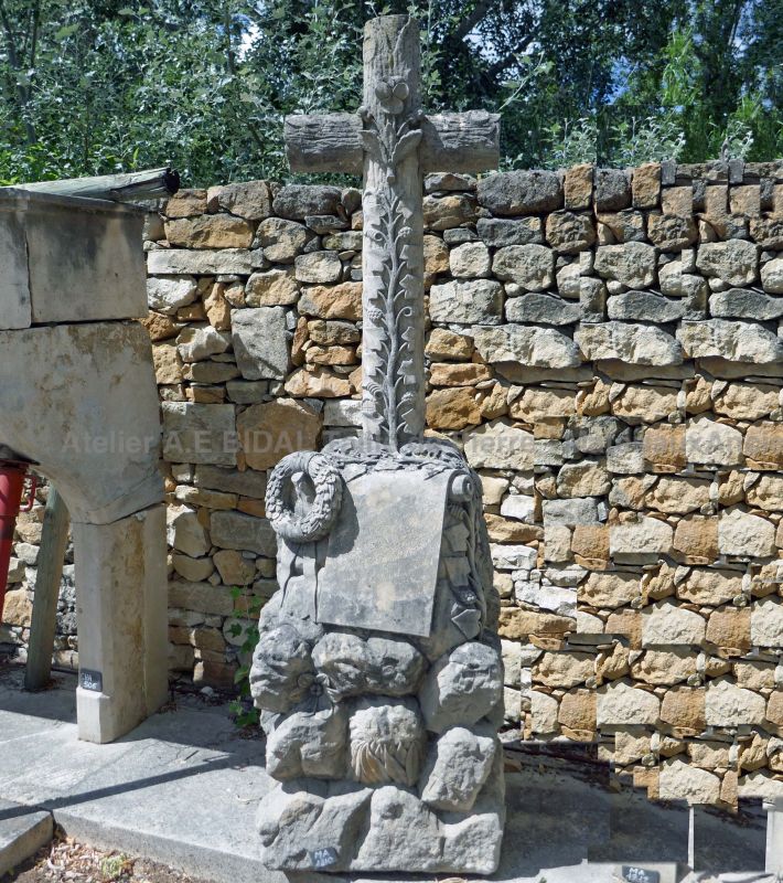 Stèle avec croix chrétienne sculptée sur son socle.