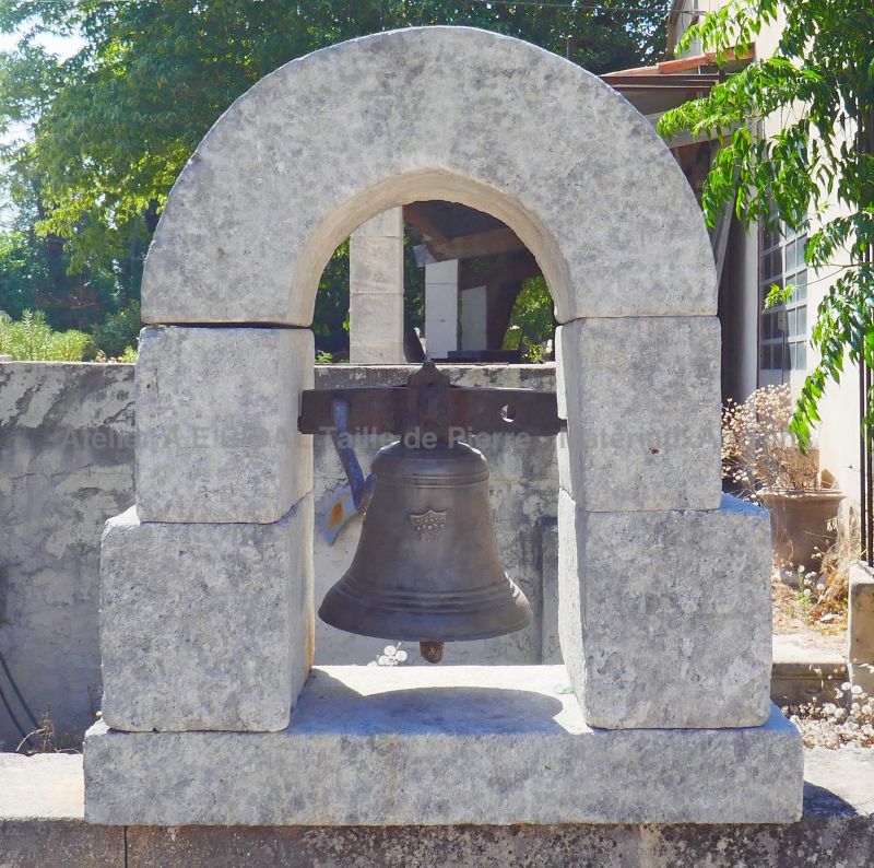 Cloche ancienne et son charmant clocheton en pierre : Atelier Alain BIDAL (Provence)