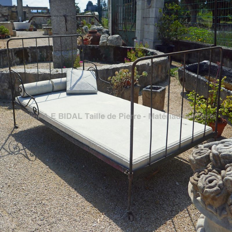 Garden sofa in wrought iron and stone from Provence : Atelier Alain BIDAL, Isle sur la Sorgue