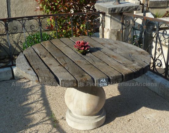 Table ronde avec plateau en bois et pied en pierre