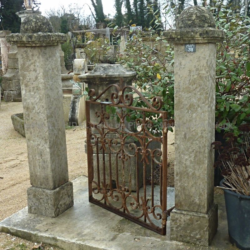 Pilier ancien de réalisation artisanale - pilier ancien en pierre véritable.