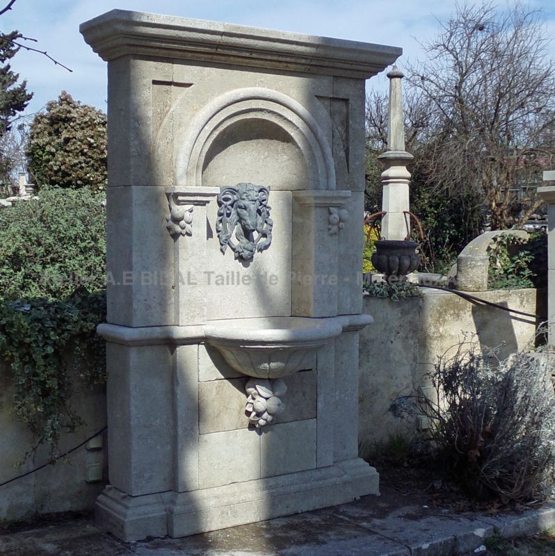 Fontaine murale en pierre patinée avec tête de bélier – unique !