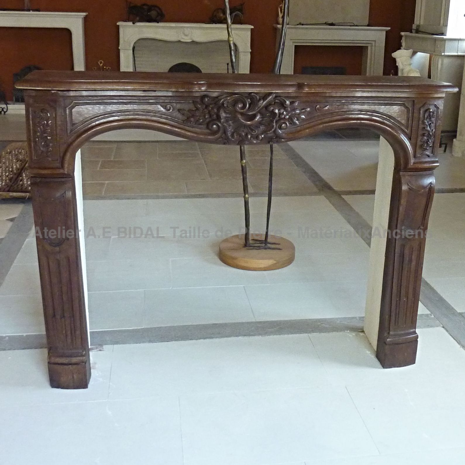 Belle cheminée en bois massif à venir chiner au sein de l'Atelier AE Bidal à Ilse sur Sorgue, Vaucluse.