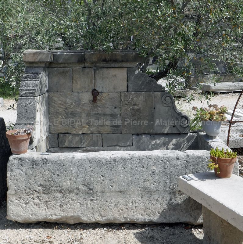 Fontaine murale en pierre de type fontaine décorative | Fontaine en vente chez les matériaux anciens Alain BIDAL.