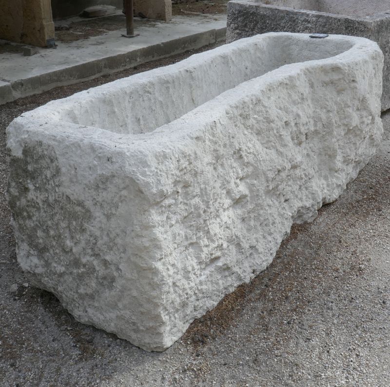 Grande jardinière en pierre de style bac rustique en pierre dure.