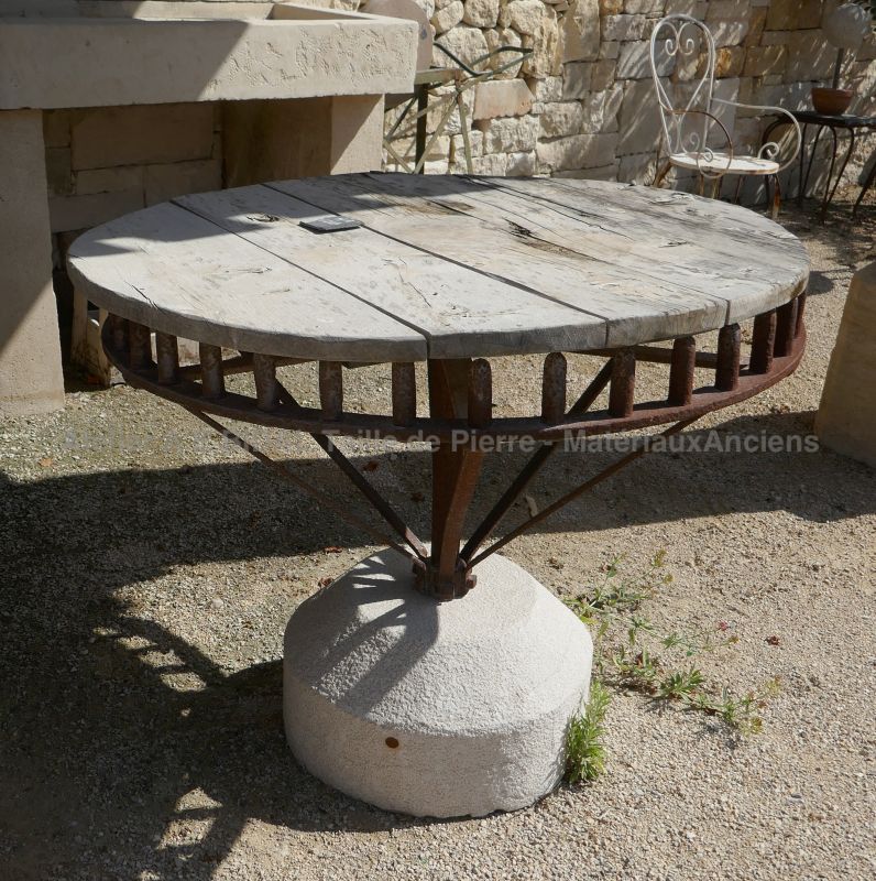 Table de jardin en vieux matériaux par Alain Bidal Matériaux Anciens en Provence