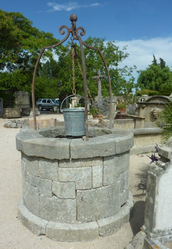 Ancien puits rond en pierres et dessus de puits en fer forgé ** VENDU