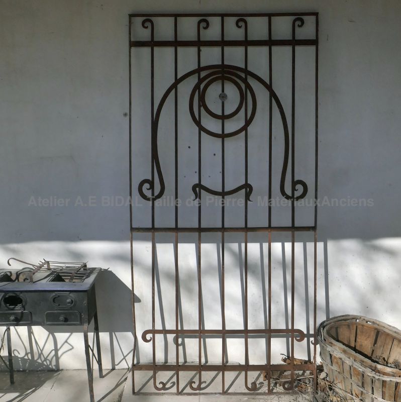 Porte ancienne en fer forgé riveté - Atelier Alain BIDAL (Provence)