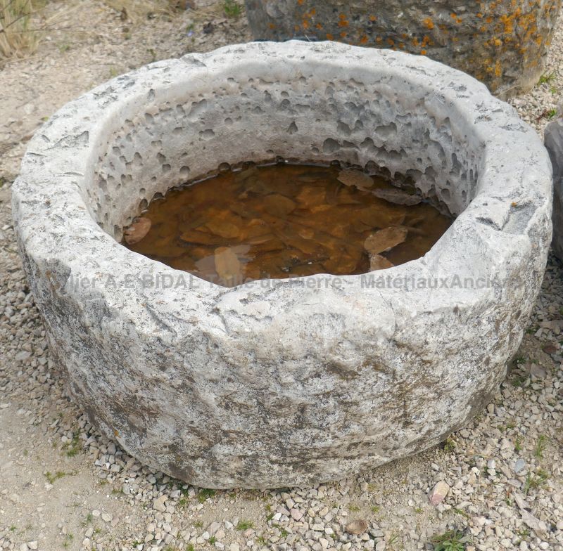 Petit bac rond ancien en pierre par Les Matériaux Anciens en Provence Alain BIDAL